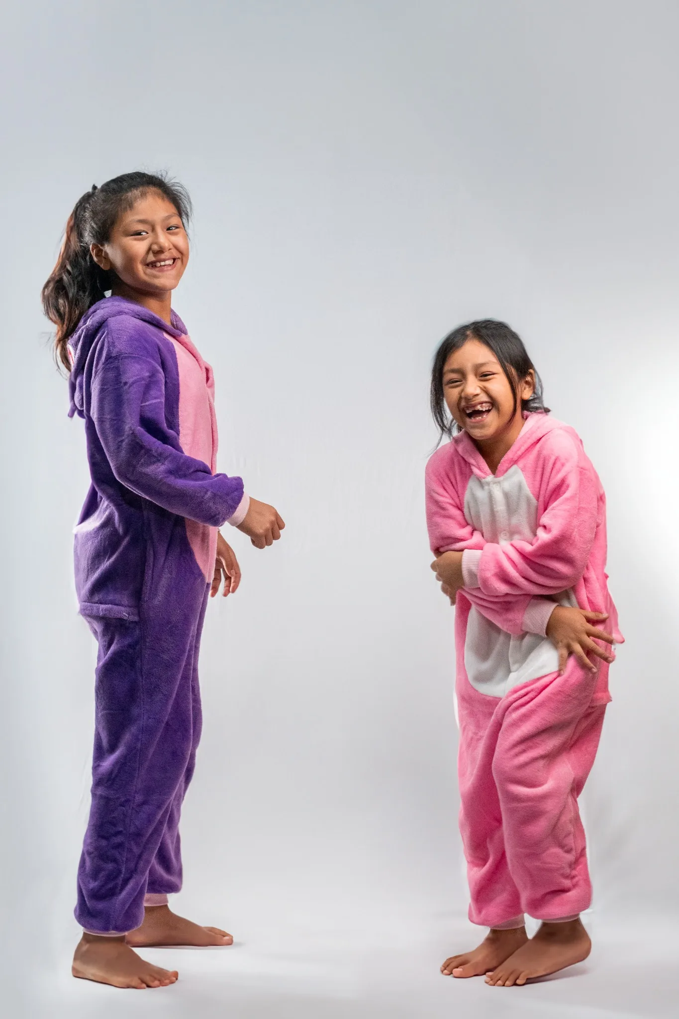 Hermanas riendo durante una sesión fotográfica de estudio